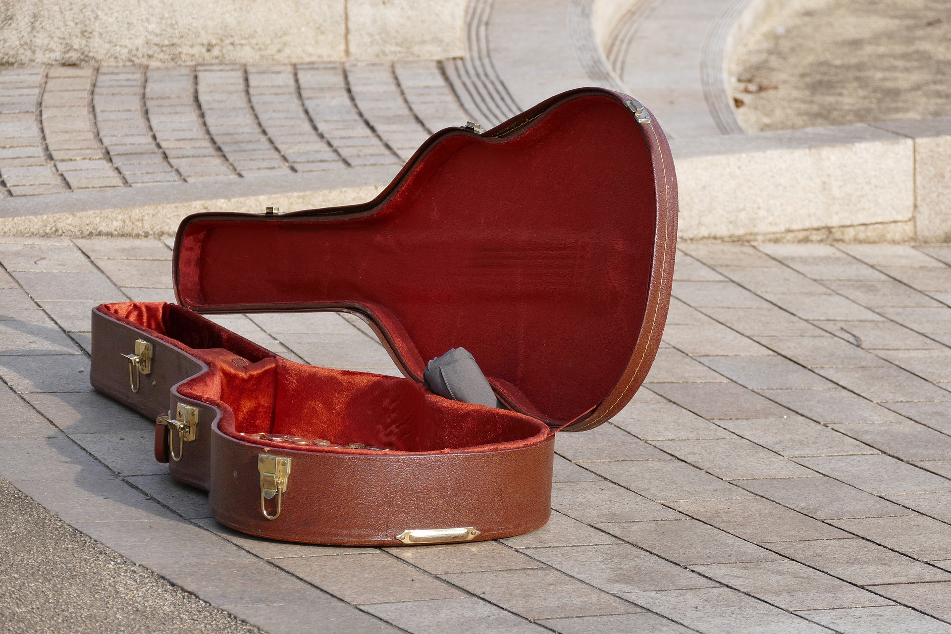 is-a-hard-or-soft-case-better-for-my-acoustic-guitar-it-s-just-rock